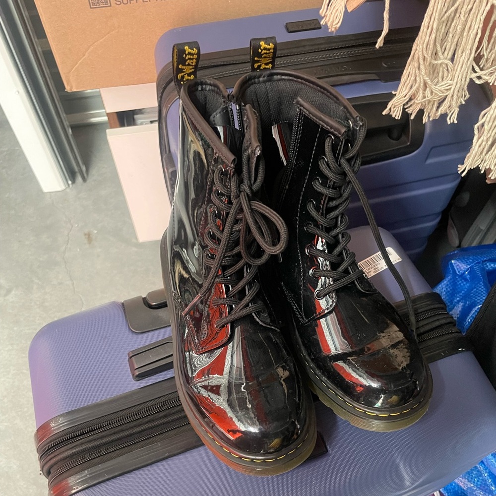 YOUTH 1460 PATENT LEATHER LACE UP BOOTS